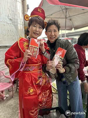 「妃妃財神爺」正式亮相  陳亭妃扮財神到市場向大家拜年