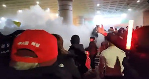 南韓總統尹錫悅遭羈押 支持者砸法院與警爆嚴重衝突