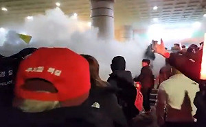 南韓總統尹錫悅遭羈押 支持者砸法院與警爆嚴重衝突