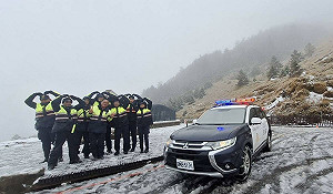 不畏低溫路滑!合歡山「最可愛合照」萬人按讚狂喊:辛苦了