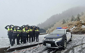 不畏低溫路滑!合歡山「最可愛合照」萬人按讚狂喊:辛苦了