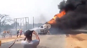 (影) 不是甚麼翻車貨品都能搶! 奈及利亞油罐車爆炸釀77死 油價上漲4倍是禍首