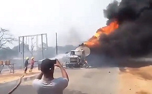 (影) 不是甚麼翻車貨品都能搶! 奈及利亞油罐車爆炸釀77死 油價上漲4倍是禍首