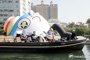 年年有「魚」魚頭君氣偶現身安平運河  黃偉哲帥氣搭遊艇開箱