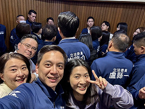 在野黨砍預算「政治鬧劇正在癱瘓政府」經濟學人:中國一定很高興