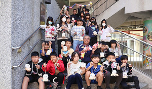 高市府寒假前送驚喜好禮 國小、幼兒園學童收到「吉伊卡哇」小提燈