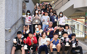 高市府寒假前送驚喜好禮 國小、幼兒園學童收到「吉伊卡哇」小提燈