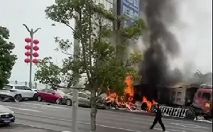 更新》報復社會? 5死10多傷 四川巴中市大貨車嚴重衝撞 多車擠成一團