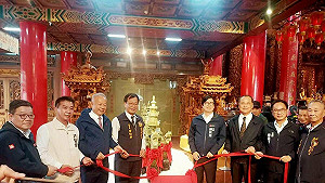金獅湖保安宮再添奇觀 陳其邁見證九龍玉石龍船啟航