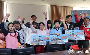 「高高舉起手，請你看見我」 南市教推動學童「舉手過馬路」安全運動