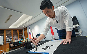 親自揮毫「蛇馬龍鶴」 蔣萬安讚：啥物攏好、春聯可用很多年