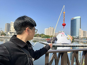 台南走春「釣魚吃魚羹」!魚頭君運河畔亮相  最佳釣點搶先曝光
