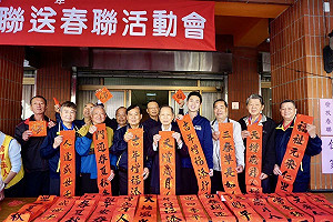 萬和宮年年送春聯  鄉親歡喜排隊挑選感受年味