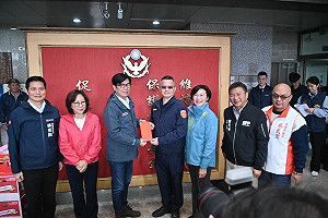 除夕慰問基層辛勞  陳其邁:確保民眾安心舒適過好年