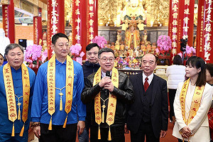 期許新年「誠意溝通、人民優先、發展經濟、強化治安」 卓揆初一拜廟祈福