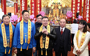 期許新年「誠意溝通、人民優先、發展經濟、強化治安」 卓揆初一拜廟祈福