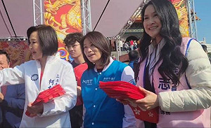 柯志恩初一走春發福袋  合體「嬌點」女兒默契十足