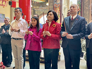 雲林女婿韓國瑜初二回西螺  參拜廟宇發開運福袋