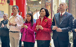 雲林女婿韓國瑜初二回西螺  參拜廟宇發開運福袋