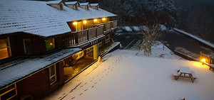 寒流發威!太平山遊樂園區降冰霰「沒掛雪鍊也可入園」