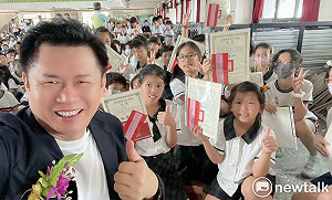 台南300人物誌─「百善孝為先」變形金剛身體力行  柯博文日跪拜父母推孝道教育