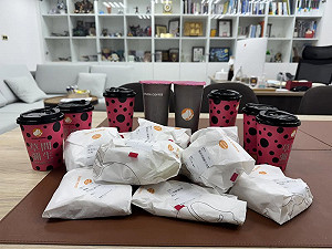 罷免團體、青鳥大鬧路易莎 藍營民代響應新台幣下架