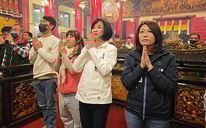 柯志恩為高雄祈福 拜完天公再踩街拉龜王