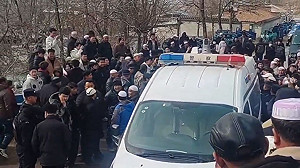 (影) 打籃球沒報備? 抓! 青海回民怒包圍警車 多地也傳殺官放火燒屋案