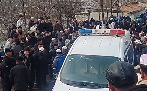 (影) 打籃球沒報備? 抓! 青海回民怒包圍警車 多地也傳殺官放火燒屋案