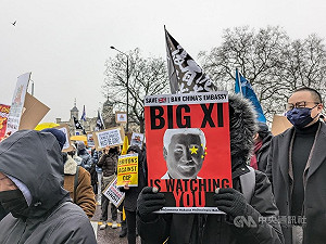 中國巨型使館逾千人抗議 英議員籲政府勿向北京低頭