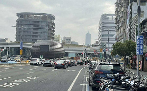 強化高雄車站地下停車場動線指引  高市府協調增設導引標誌