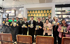 「小鴨把拔」賴瑞隆出新書 前老闆蘇貞昌期許:對高雄理念都能達成