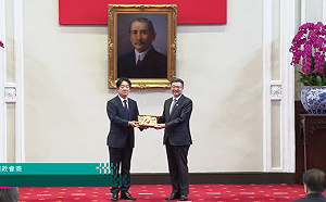 賴清德贈五院長紅花響杯  象徵五權分立、五院合作