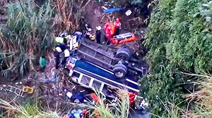 瓜地馬拉首都客車墜橋慘釀55死! 總統定當天為全國哀悼日