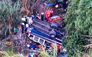 瓜地馬拉首都客車墜橋慘釀55死! 總統定當天為全國哀悼日