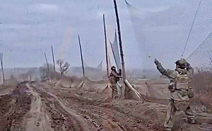 (影) 俄軍建「防無人機長城 」!  保護裝甲與補給車輛 2公里長道路裝大網