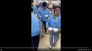 (影) 中國女工被剝削成熊貓眼? 工廠稱是「長白班」 網曝 : 有時要上16小時