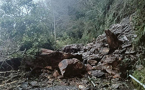 南橫又坍方！落石致雙向阻斷 公路局：午後搶通開放通行