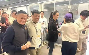 (影) 馬雲「滿血回歸」了？ 現身阿里杭州總部推AI計劃 股價直接飆漲30% 