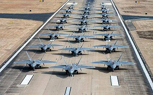 （影）震撼「大象漫步」! 24架F-22、6架T-38滑出 美軍突擊演習場面壯觀