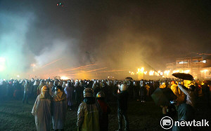 鹽水蜂炮200萬支狂射遇雨不減熱情 黃偉哲籲安全第一祈求蛇年平安