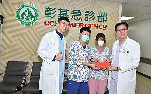 新光三越氣爆護理師英勇救人 總院長陳穆寬頒發10萬元禮券獎勵