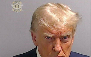 川普高掛個人「嫌犯照」於白宮內  展現領導者獨特作風 