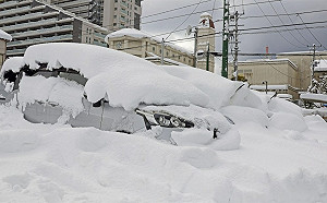 日本大雪影響新幹線 青森縣酸湯積雪387公分