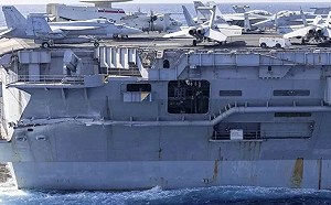 杜魯門號航母被撞照片曝光! 右舷船尾現裂痕 飛機升降機也受損