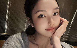 周揚青新戀情曝光？！高大眼鏡男街頭搭肩摟腰