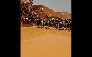 (影) 馬利金礦坍塌50死! 其中49人為年輕女性 有死者揹著小孩採礦