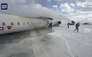 達美航空班機載80乘客降落多倫多機場180度翻覆 至少18傷3人傷重
