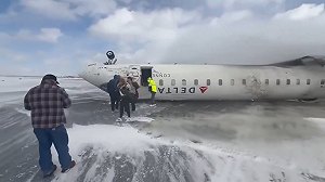 (影) 達美航空客機多倫多翻覆 機體竟完好無損 專家 : 原因可能是這3點...