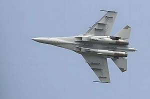 (影) 中國與澳洲在西沙群島對峙! 逼近30米內 殲-16朝澳機猛射干擾彈